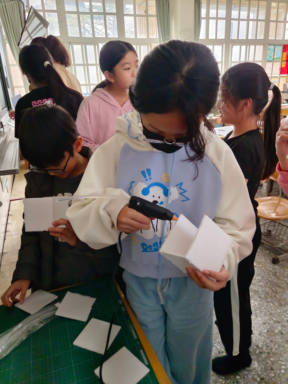 LINE_ALBUM_20250219學生科技自造課程-水泥燈製作_250220_12.jpg