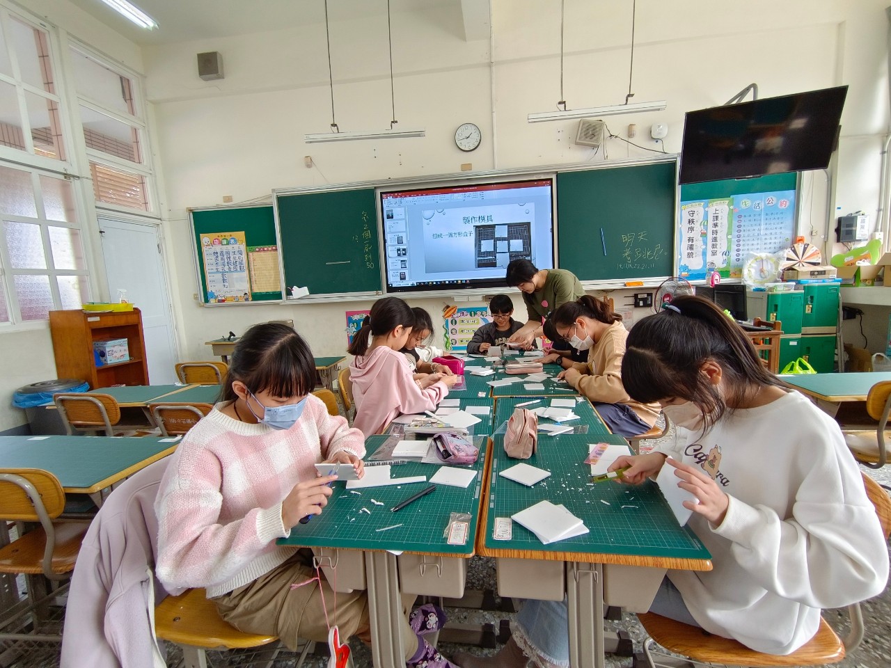 LINE_ALBUM_20250219學生科技自造課程-水泥燈製作_250220_7.jpg